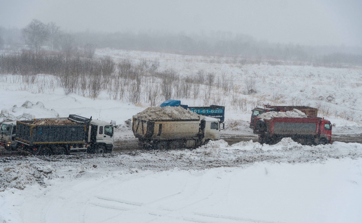 Около трех тысяч самосвалов за сутки выгружают снег на полигоне Южно-Сахалинска