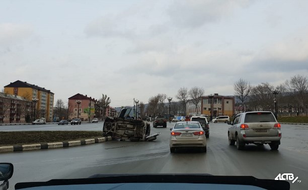 Автомобиль опрокинулся на площади Победы в Южно-Сахалинске