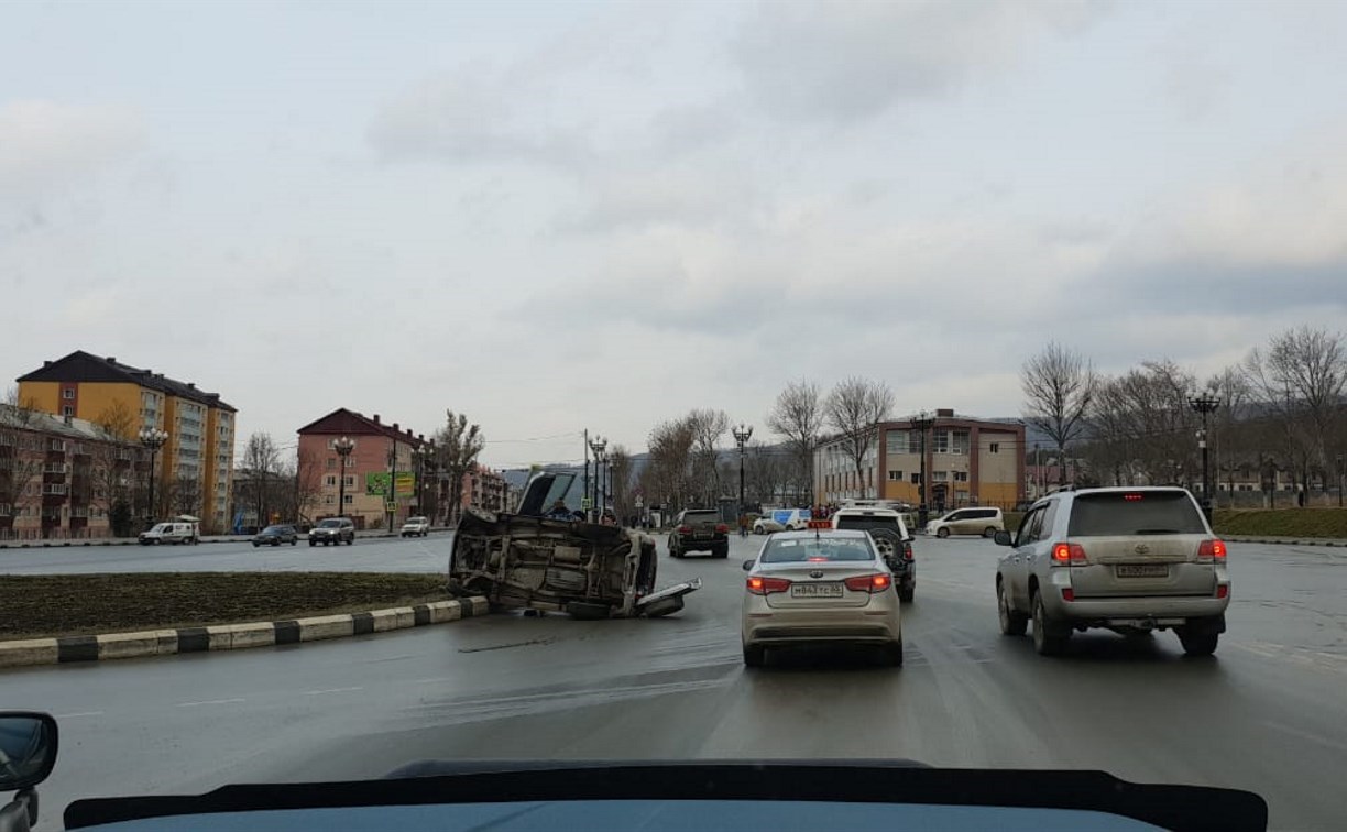 Автомобиль опрокинулся на площади Победы в Южно-Сахалинске