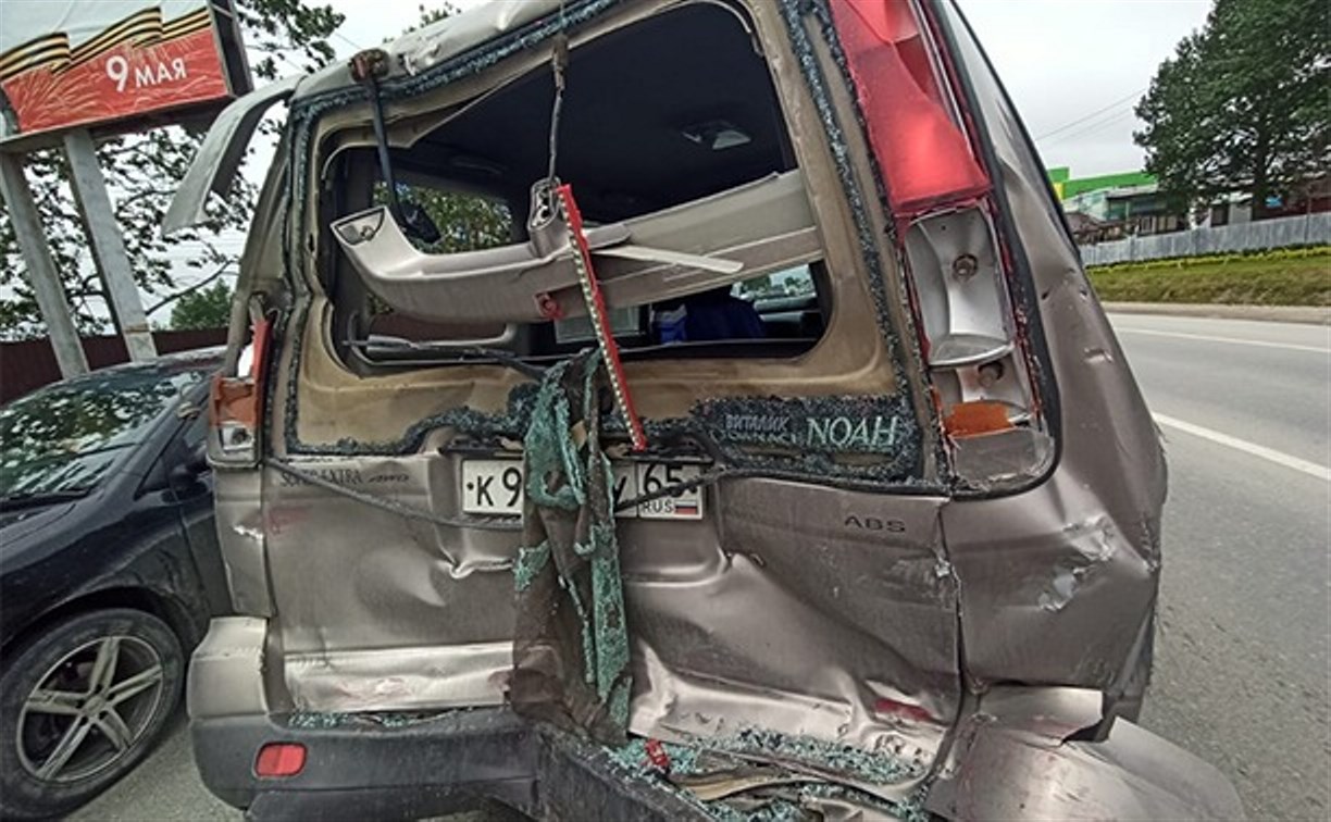 Большегруз врезался в микроавтобус в Южно-Сахалинске