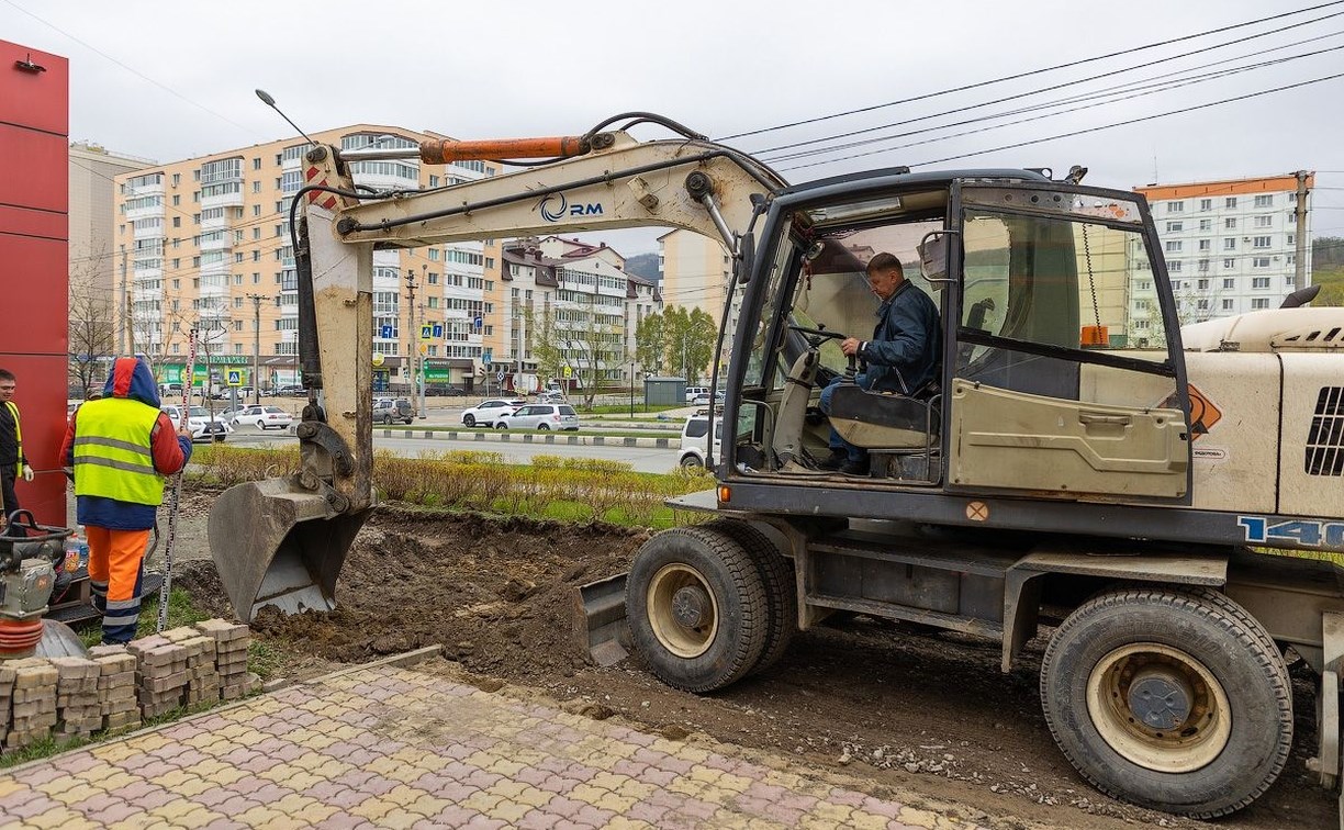 На Комсомольской в районе школы №6 ремонтируют дорогу и тротуар: мэр Южно-Сахалинска проверил ход работ