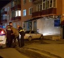 Автомобилист врезался в отделение связи, уходя от погони в Южно-Сахалинске