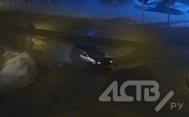 "Сбил знак и выпустил пар": ночью автомобилист налетел на бордюр на кольце в Южно-Сахалинске