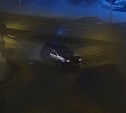 "Сбил знак и выпустил пар": ночью автомобилист налетел на бордюр на кольце в Южно-Сахалинске 