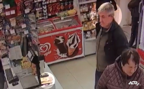 В магазине Южно-Сахалинска мужчина приглядел женщину при деньгах и стащил у неё 5 тысяч рублей