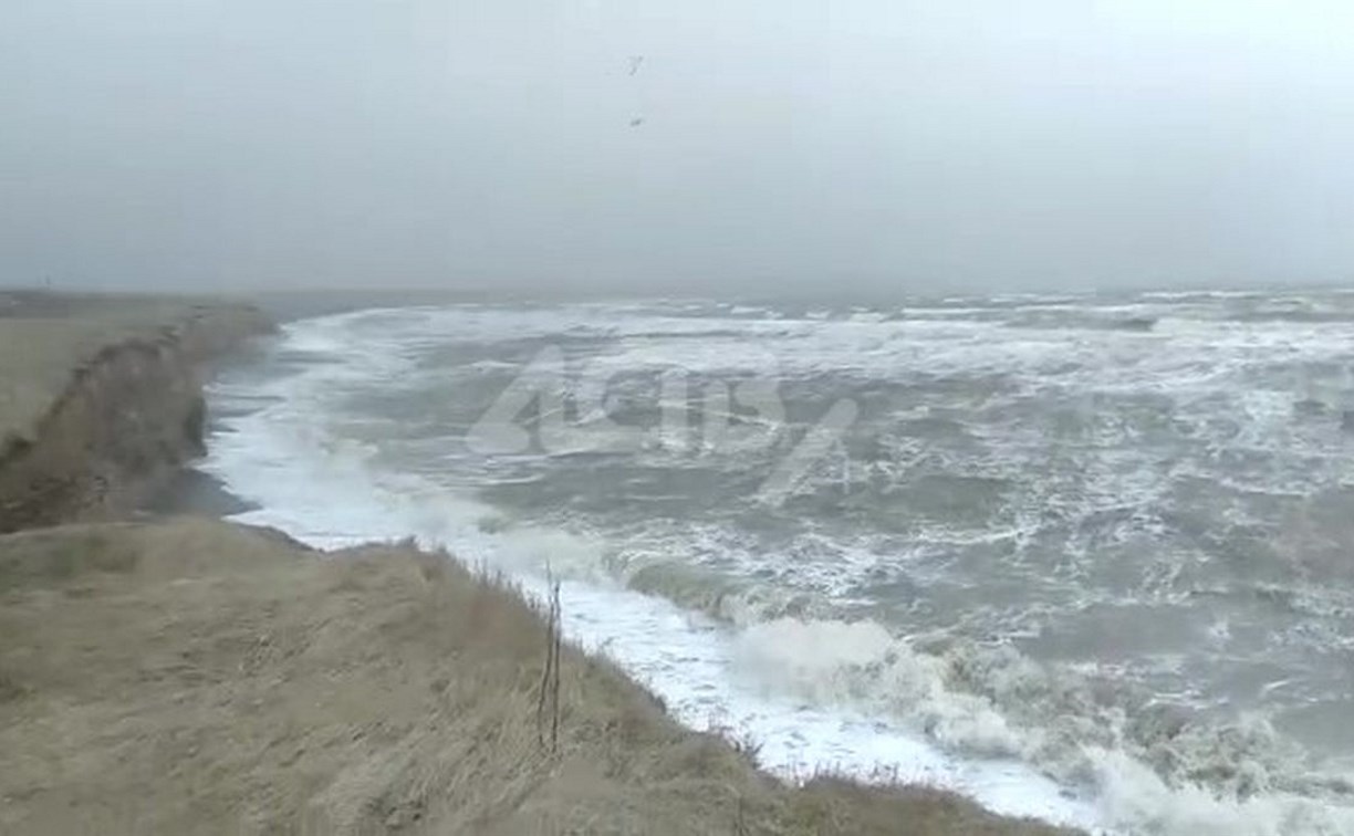 "Раскачало моментально": мощный шторм у берегов Сахалина показали на видео