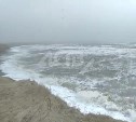 "Раскачало моментально": мощный шторм у берегов Сахалина показали на видео