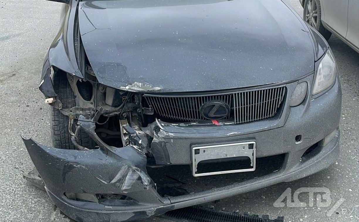 Очевидцев ДТП с участием Toyota Corolla Axio и Lexus GS350 ищут в Южно-Сахалинске