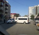 Микроавтобус и кроссовер столкнулись в Южно-Сахалинске