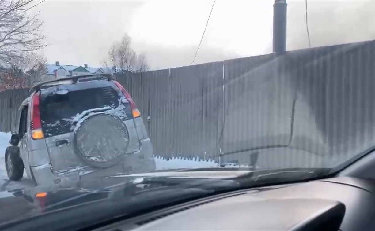 У иномарки вырвало колесо на дороге в Южно-Сахалинске