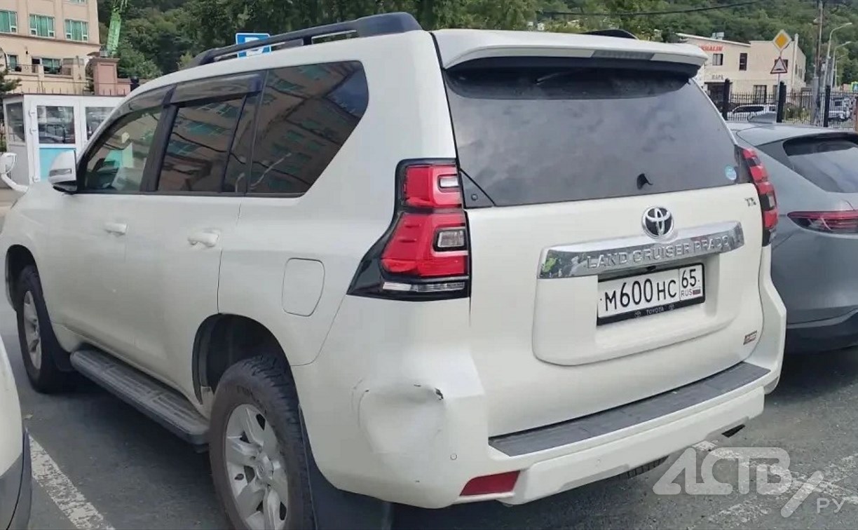 В Южно-Сахалинске разыскивают водителя, испортившего во дворе Toyota Land Cruiser