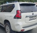 В Южно-Сахалинске разыскивают водителя, испортившего во дворе Toyota Land Cruiser