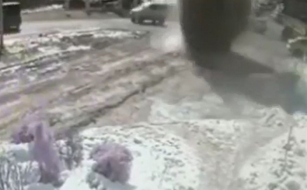 В Южно-Сахалинске возле СахНИРО взлетел в воздух канализационный люк 