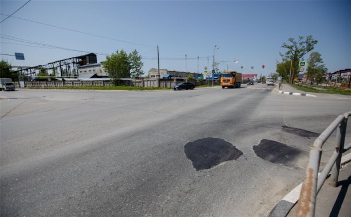 Дорожники доложили мэру Южно-Сахалинска, что починили две трети дорог в Новоалександровске