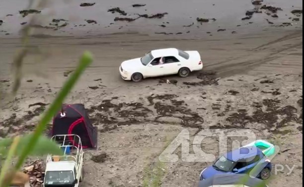 Не реагировал на замечания: белая Toyota опасно маневрировала среди отдыхающих сахалинцев