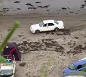 Не реагировал на замечания: белая Toyota опасно маневрировала среди отдыхающих сахалинцев