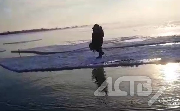 Соцсети: уплывающего на льдине сахалинца "дотолкал" до берега рыболовный сейнер