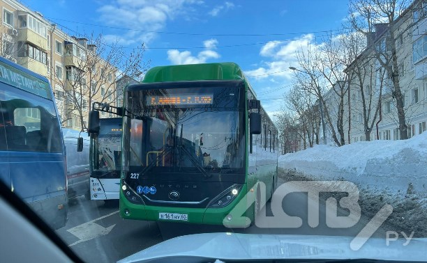 Водитель зеленого автобуса в Южно-Сахалинске оказался в очередном противостоянии лоб в лоб