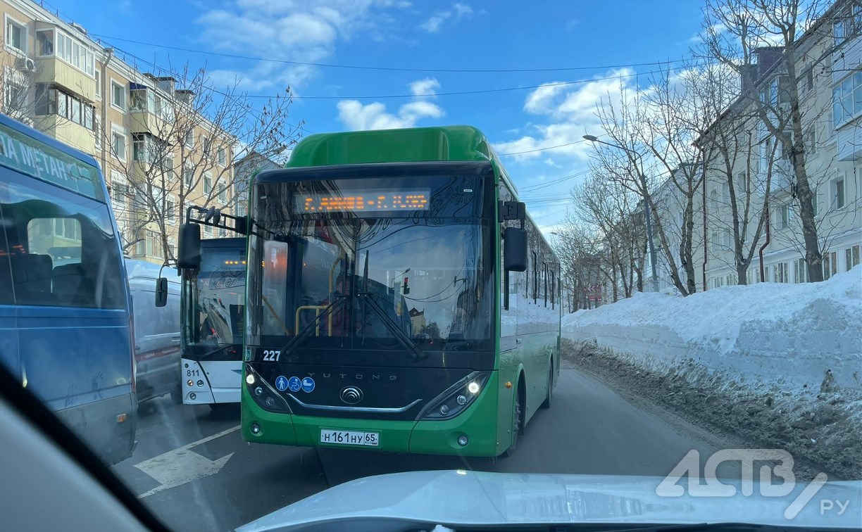 Водитель зеленого автобуса в Южно-Сахалинске оказался в очередном противостоянии лоб в лоб