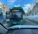 Водитель зеленого автобуса в Южно-Сахалинске оказался в очередном противостоянии лоб в лоб
