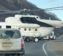 Вертолет Ми-8 приземлился на дорогу на Сахалине