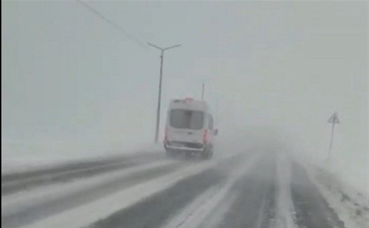 Курильчанин снял эпичное видео, как циклон на Итурупе кидает автобус в разные стороны