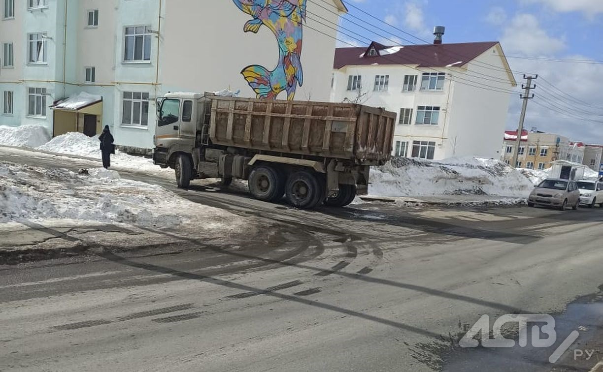 Южносахалинка: жители Дальнего рискуют попасть под авто из-за брошенного на дороге самосвала
