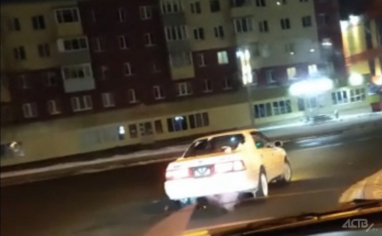 Угнанную Toyota Crown водители заметили на улицах Южно-Сахалинска