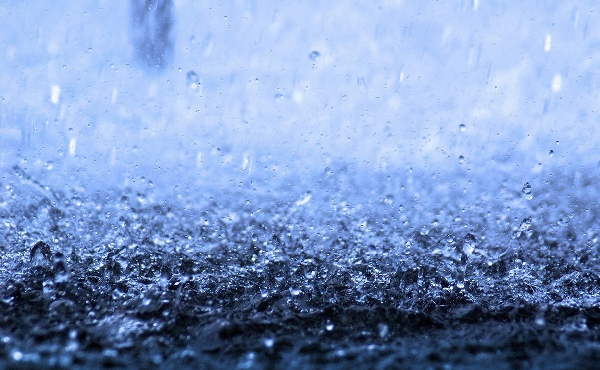 Очень сильный дождь и ураганный ветер прогнозируют на Курилах 