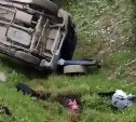 "Разбросаны вещи и игрушки": разбитый в ДТП автомобиль с ночи лежит в кювете в Корсакове