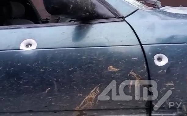 Неизвестные в камуфляже обстреляли машину отдыхающих на Сахалине