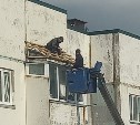 "Как он держится?": в Южно-Сахалинске рабочий без страховки чинит крышу балкона на пятом этаже