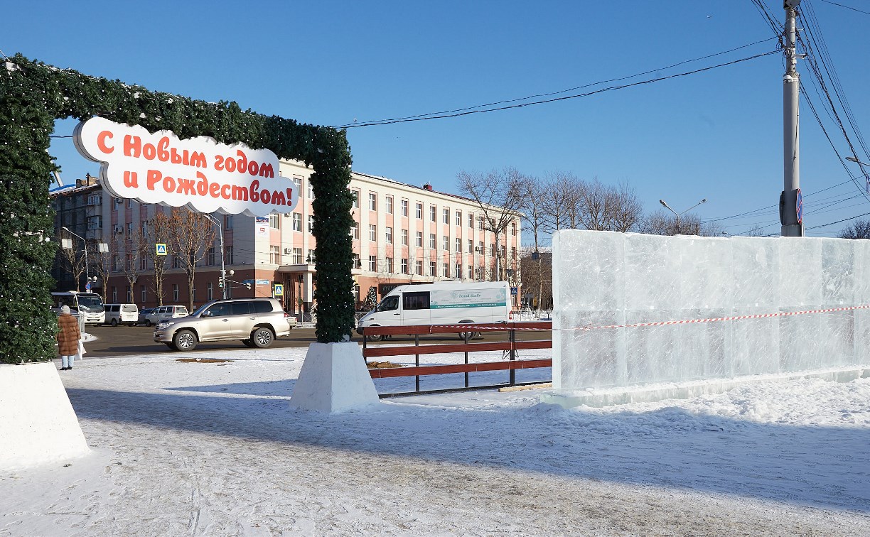 На площади Ленина в Южно-Сахалинске появятся 16 ледяных скульптур с подсветкой