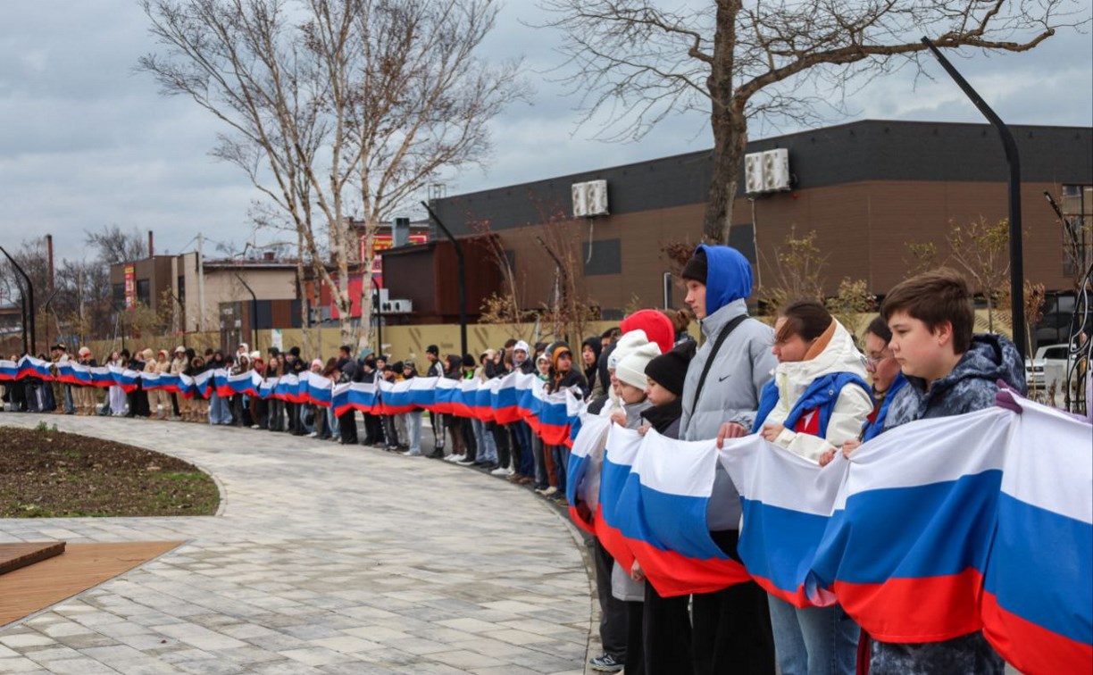 В единстве наша сила: в Корсакове развернули российский флаг длиной около 100 метров