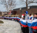 В единстве наша сила: в Корсакове развернули российский флаг длиной около 100 метров