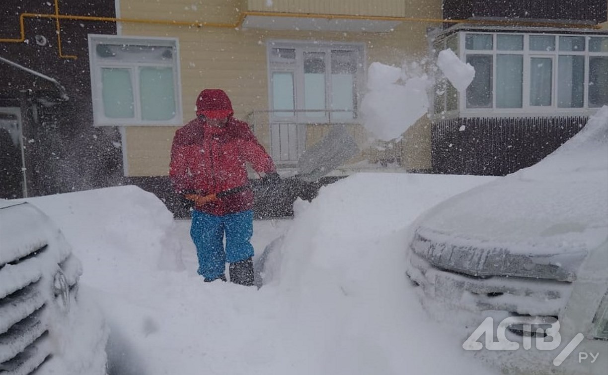 В нескольких километрах от Южно-Сахалинска в снежной блокаде целое село