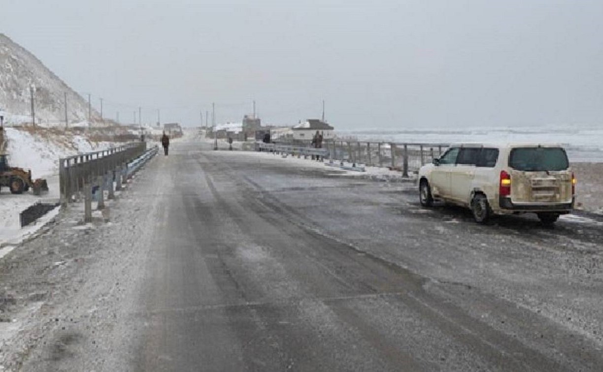 На участке автодороги Невельск-Шебунино завершился ремонт моста через реку Амурскую
