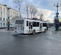 Очевидцев наезда автобуса на 90-летнюю бабушку ищут в Южно-Сахалинске