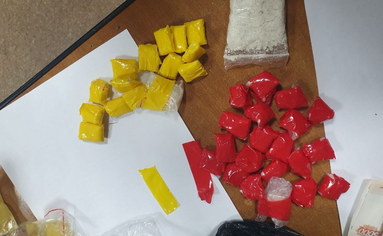 Продавцов наркомагазина на Сахалине поймали с поличным и посадили под домашний арест