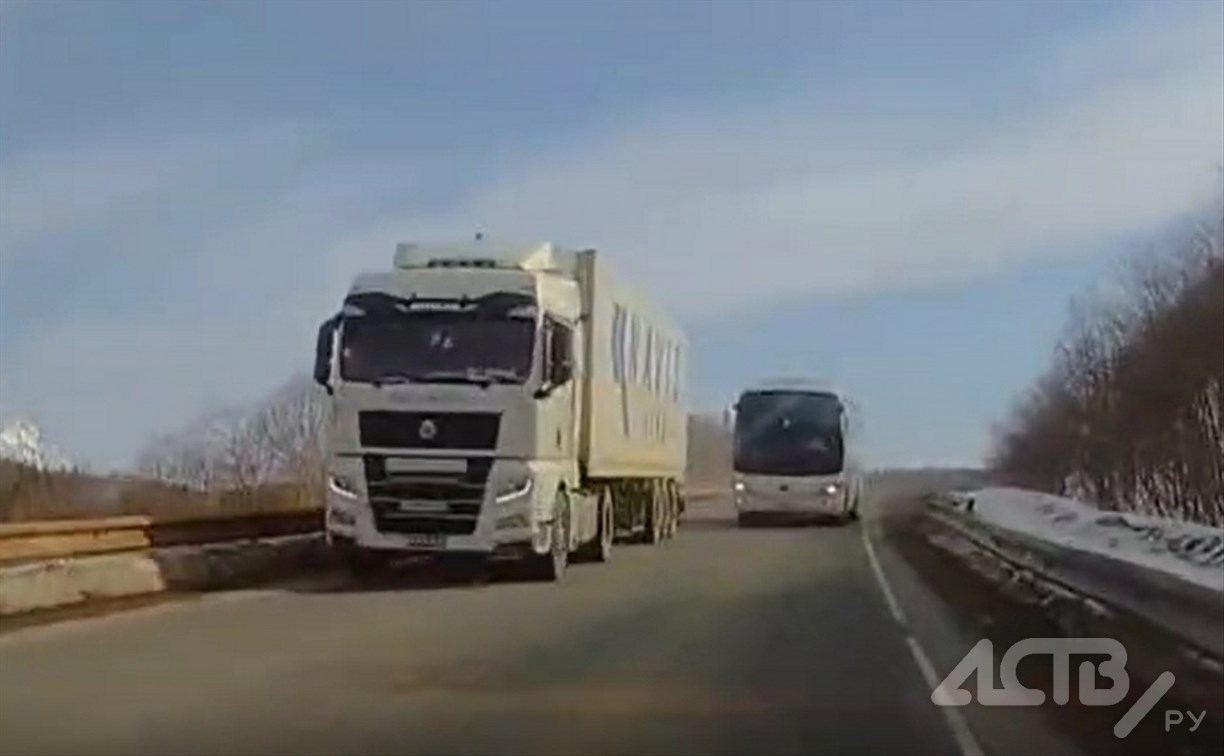 "Может, их на адекватность проверять?": автобус вылетел на встречку на сахалинской трассе