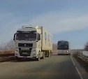 "Может, их на адекватность проверять?": автобус вылетел на встречку на сахалинской трассе