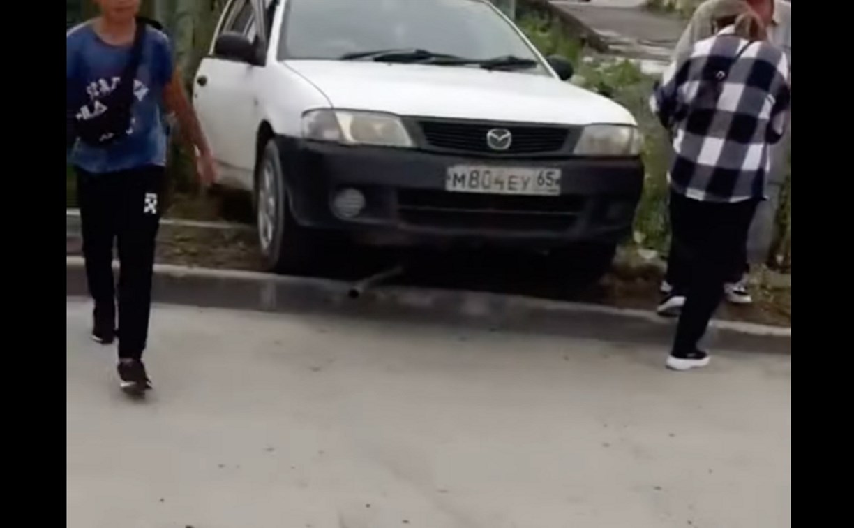 В аварии в Южно-Сахалинске машины разлетелись по разным сторонам дороги