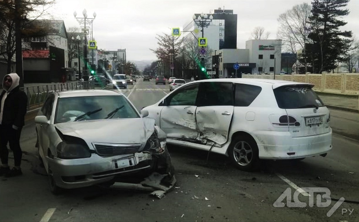 Женщина пострадала при жёстком столкновении двух "Тойот" в Южно-Сахалинске