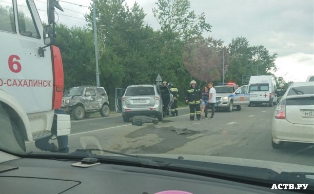 Два автомобиля столкнулись на проспекте Мира в Южно-Сахалинске