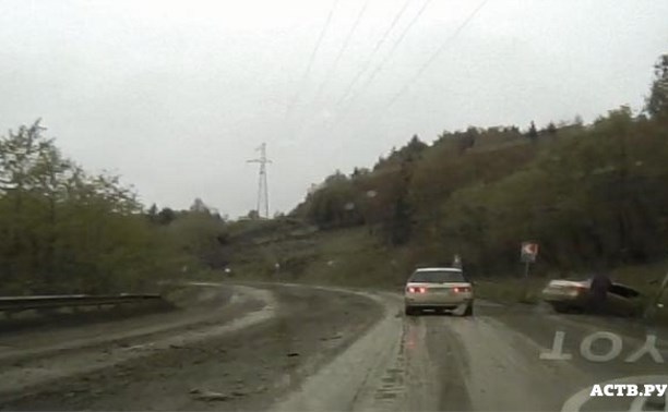 Автомобиль занесло в кювет на размытой грунтовой дороге в Синегорск
