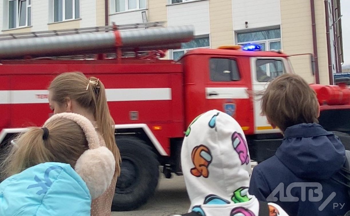 "Что-то горело в подвале": детей эвакуировали из лицея в Южно-Сахалинске