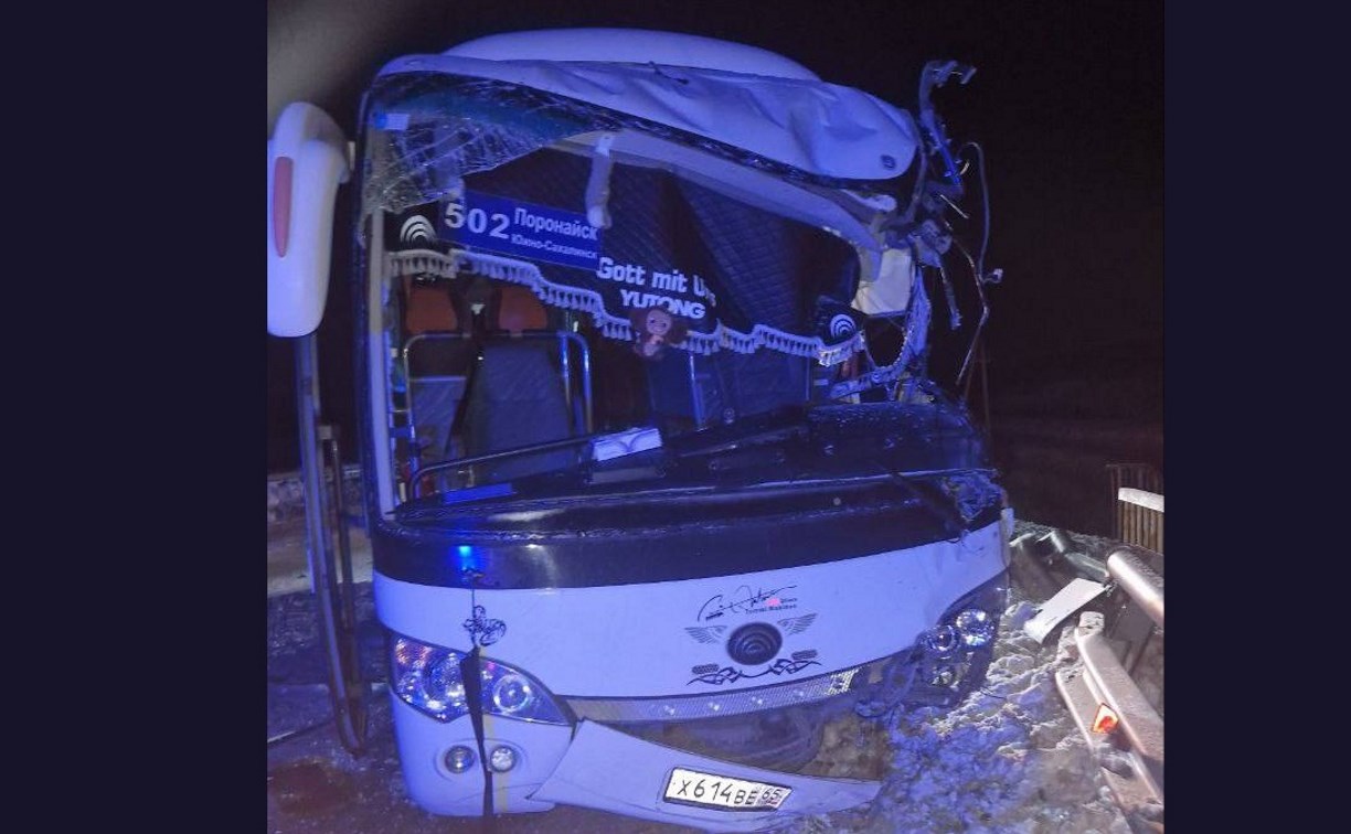 На трассе "Южно-Сахалинск — Оха" столкнулись пассажирский автобус и погрузчик