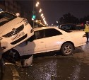 Одна машина залетела под другую в результате ДТП в Южно-Сахалинске