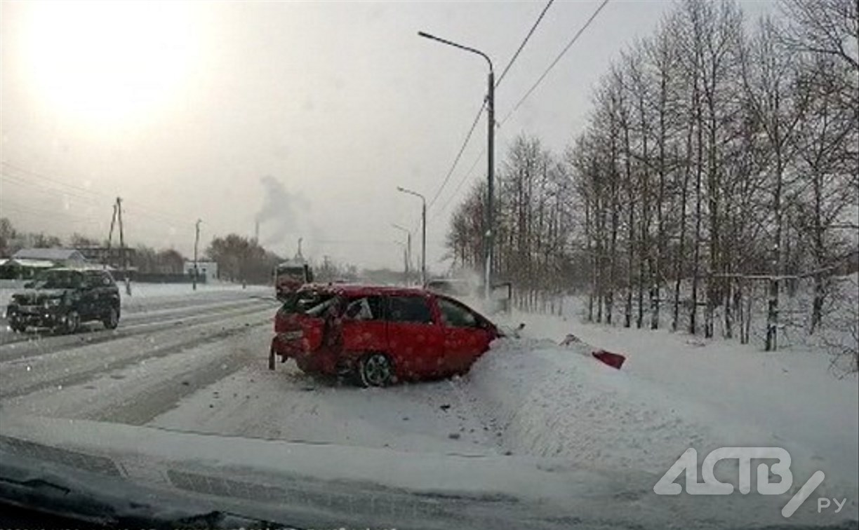Появилось видео момента жёсткого ДТП с Toyota Wish в Южно-Сахалинске