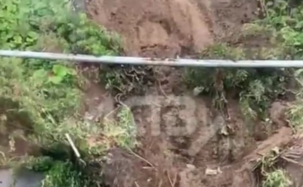На территорию школы в Холмске после дождя сошёл грунт